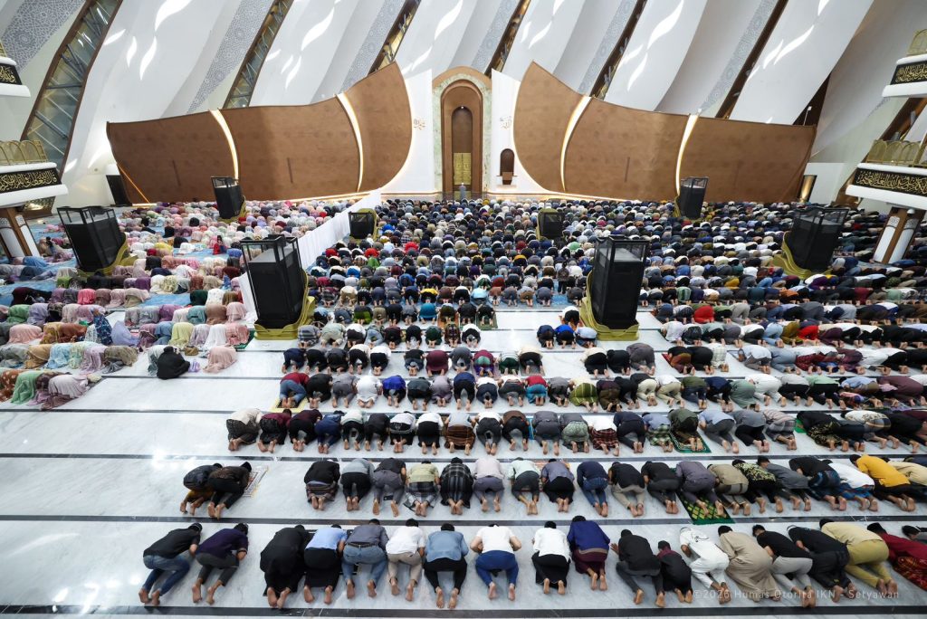 Khusyuk Tarawih Perdana di Masjid IKN, Ruang Utama hingga Mezanin Penuh