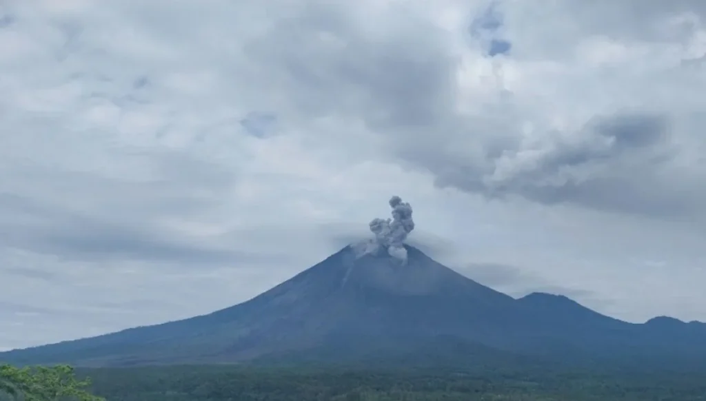 Gunung Semeru Erupsi Tiga Kali, Kolom Abu Capai 800 Meter