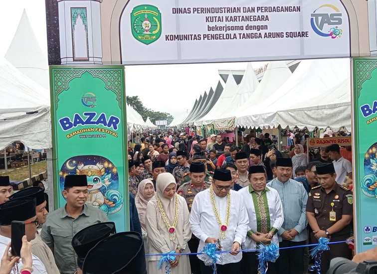 Bupati Kukar Resmikan Bazar Ramadan di Tangga Arung Square