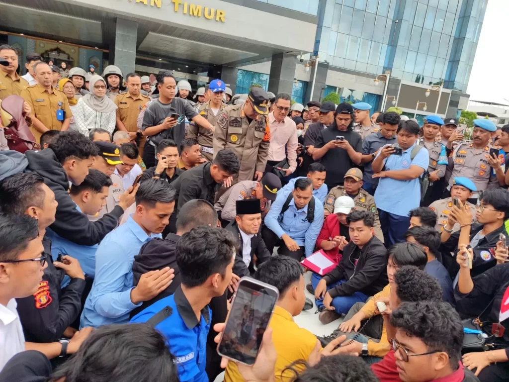 Ratusan Mahasiswa Geruduk Kantor Gubernur Kaltim