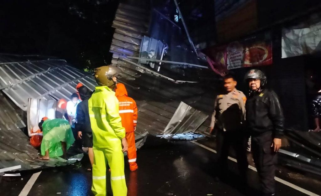 Kanopi Rumah dan Pohon Tumbang Akibat Angin Kencang di Jakarta Utara