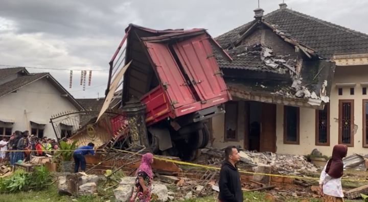 Truk Tronton Tabrak Dua Rumah di Magelang, Sopir Tewas