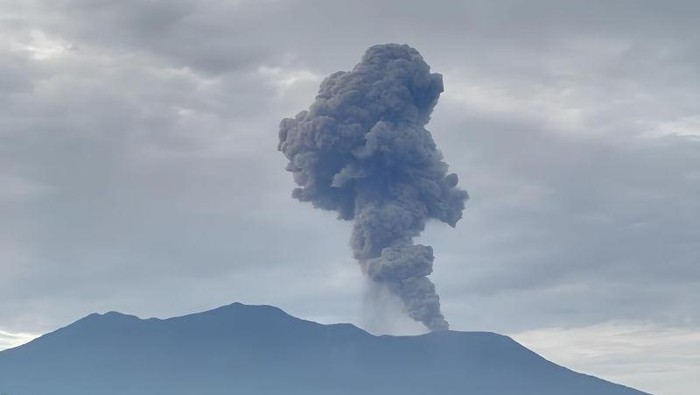 Gunung Marapi Erupsi Selama 25 Detik, Warga Diminta Siaga
