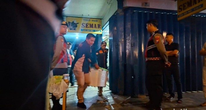 Bareskrim Sita Seluruh Emas di Toko Semar Nganjuk Usai Penggeledahan 17 Jam