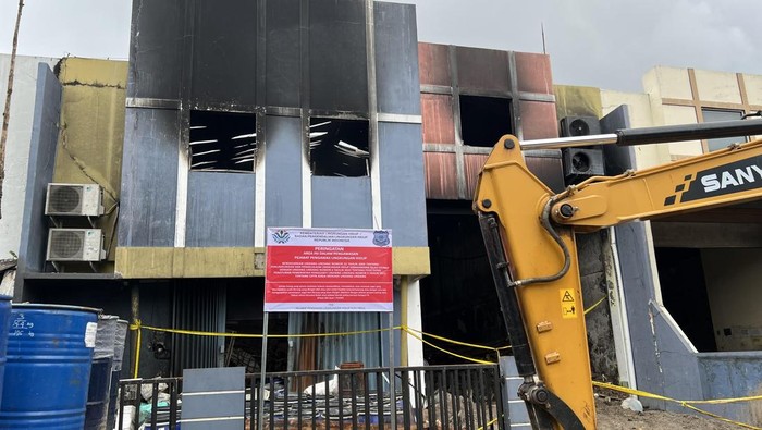 Menteri LH Segel Gudang Pestisida Terbakar di Tangsel