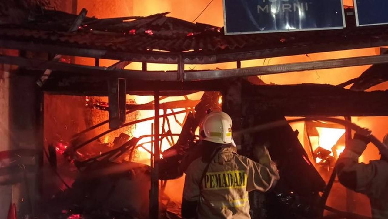 Kebakaran di Bangka Jaksel Hanguskan 16 Rumah, Kerugian Capai Rp2,9 M
