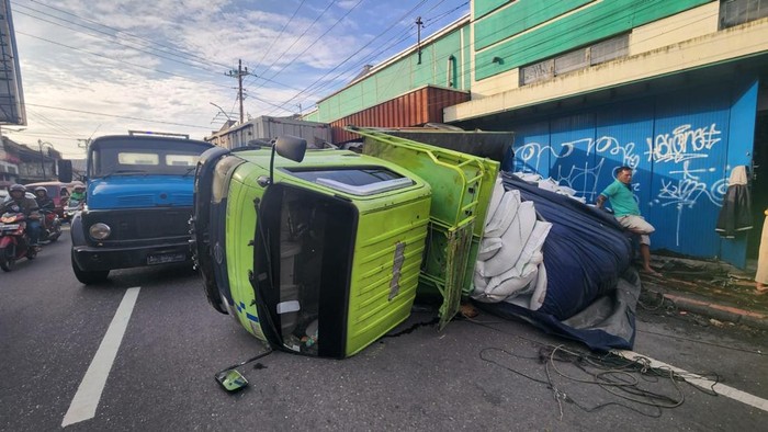 Tabrakan Beruntun di Muntilan, Truk Muatan Kedelai Terguling