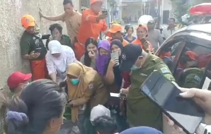 Warga Gambir Digegerkan Penemuan Mayat Bayi Terbungkus Plastik di Selokan