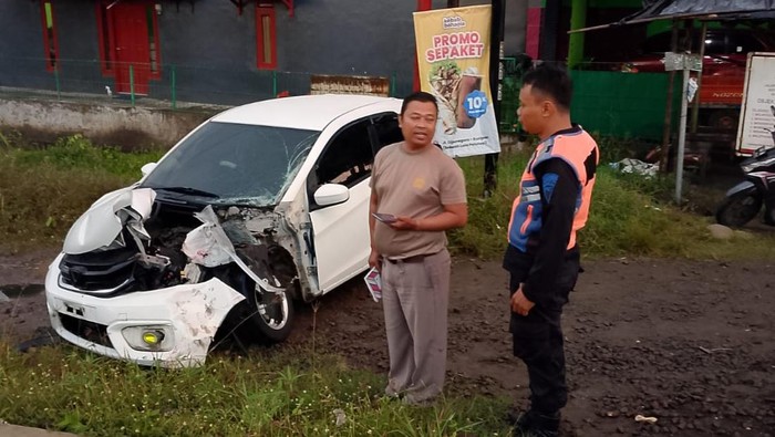Terobos Palang KA, Honda Brio Ringsek di Cilacap