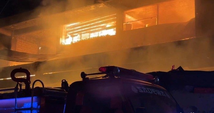 Kebakaran Hebat Melanda Pasar Rebo Purwakarta Dini Hari