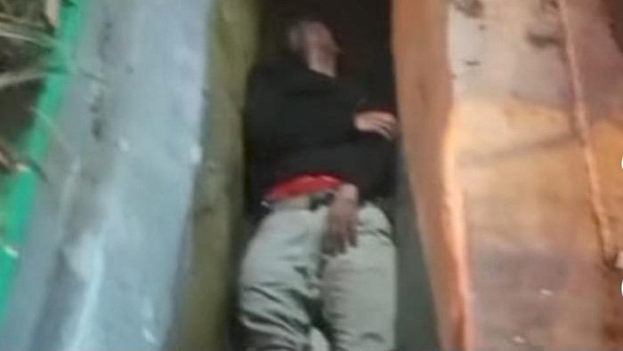 Pemotor Tergeletak di Got Usai Tabrak Trotoar di Bogor