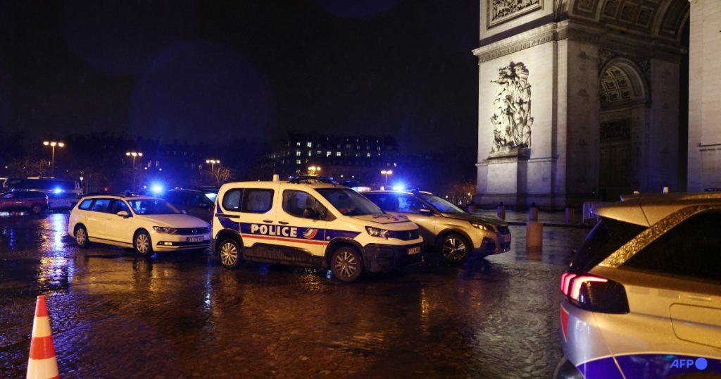 Pria Bersenjata Tewas Ditembak di Arc de Triomphe