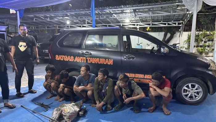 Enam Pencuri Besi Jalan Tol Dibekuk Polisi di Pademangan