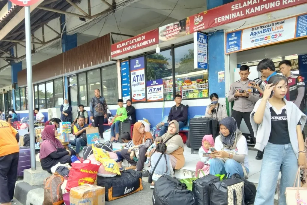 Terminal Kampung Rambutan Ramai Pemudik H-6 Lebaran