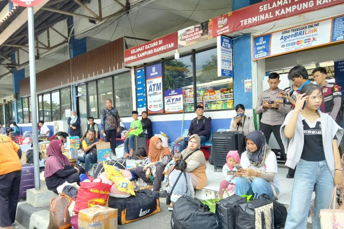 Terminal Kampung Rambutan Ramai Pemudik H-6 Lebaran