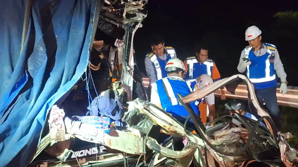 Truk Sayur Tabrak Truk Tronton di Tol Ngawi–Solo, Satu Orang Tewas