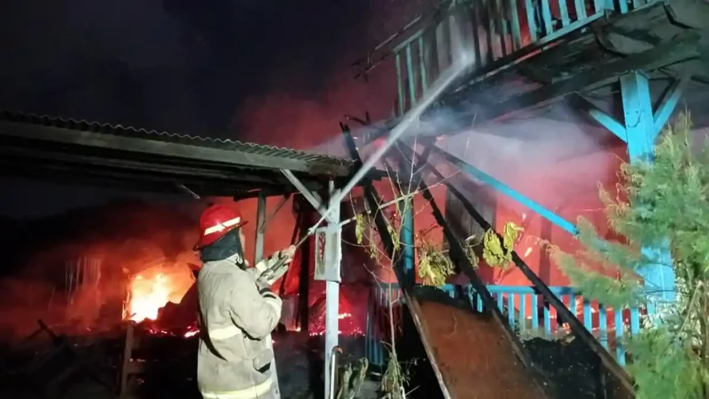 Kebakaran Hanguskan Warung di Pantai Jepara, Kerugian Ratusan Juta