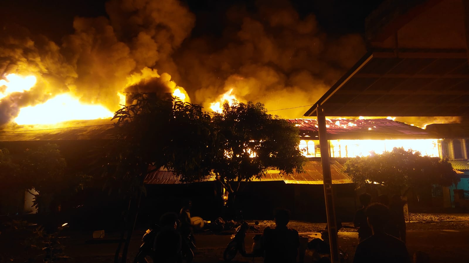 Kebakaran Dini Hari Hanguskan 13 Ruko di Aceh Selatan