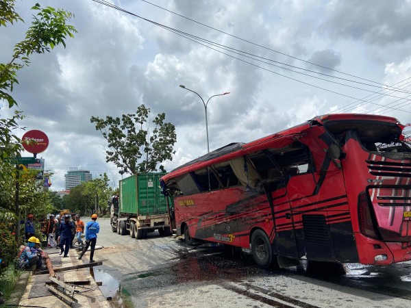 Rem Blong, Bus Pariwisata Hantam Median Jalan di Sungai Kunjang
