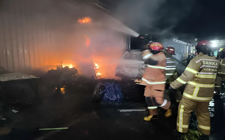 Anak Main Korek, Mobil dan Toko Sparepart di Malang Terbakar