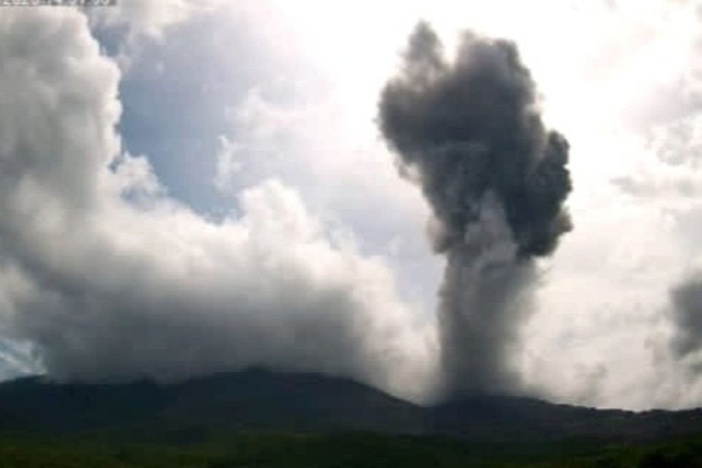 Gunung Lewotobi Laki-laki Meletus, Warga Diminta Waspada
