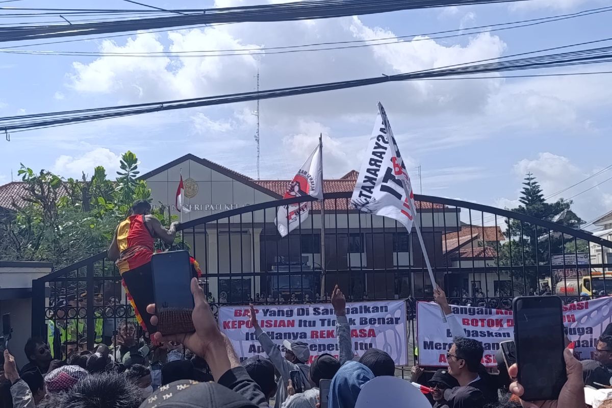Ratusan Warga Kawal Sidang Vonis Botok Cs di PN Pati