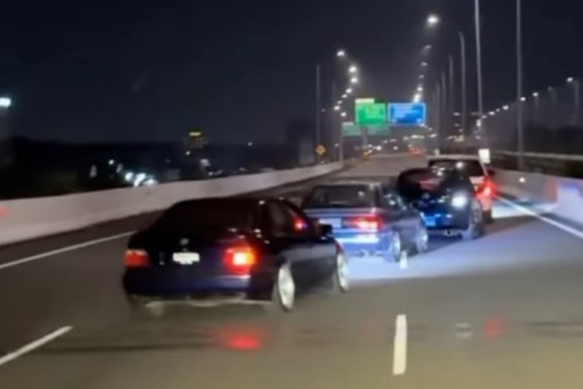 Polisi Tegur Pengemudi Mobil Zig-Zag di Tol Becakayu