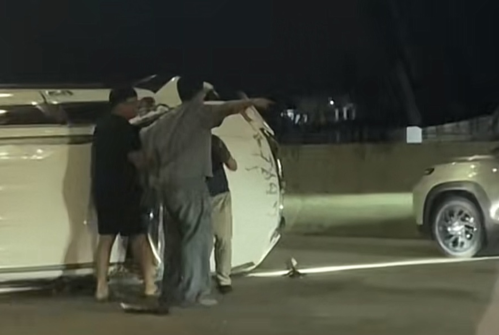 Fortuner Diduga Ngebut di Tol Desari, Tabrak Agya hingga Terguling