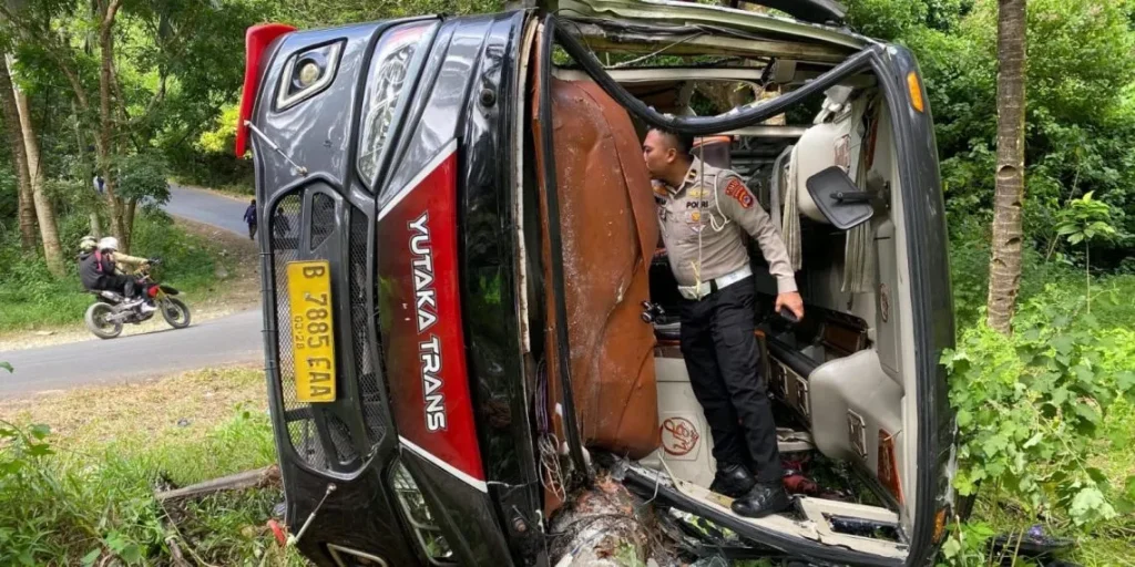 Sopir Diduga Mengantuk, Bus Wisata Tabrak Tebing di Lebak