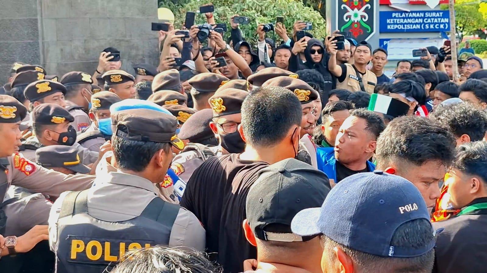 Karyawan DAMRI Gelar Demo di Gambir Pagi Ini
