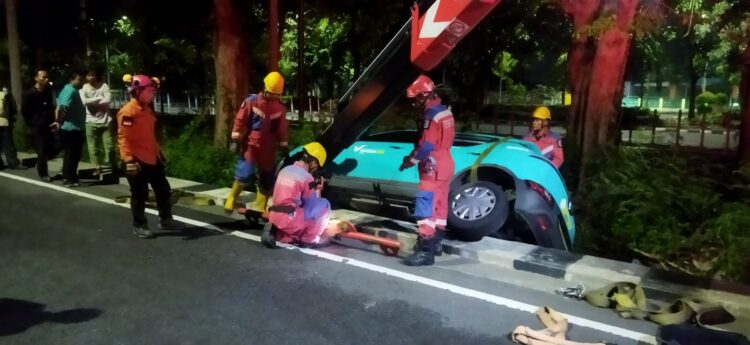 Taksi Daring VinFast Terperosok di Surabaya, Sopir Diduga Mengantuk