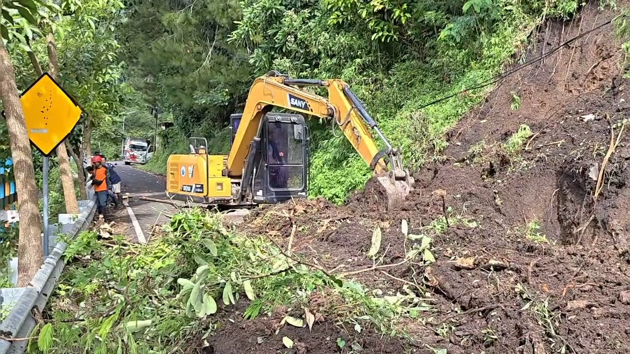Longsor Tutup Total Jalur Lingkar Telaga Ngebel, Akses Barat Ponorogo Lumpuh