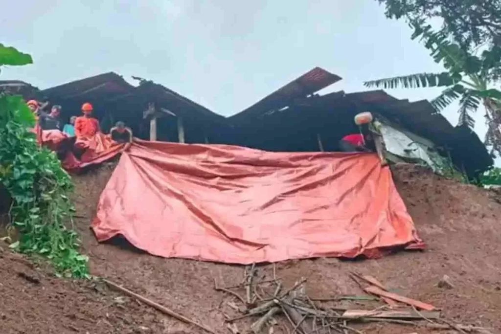 Warga Blitar Tewas Tertimbun Longsor Saat Cari Rumput