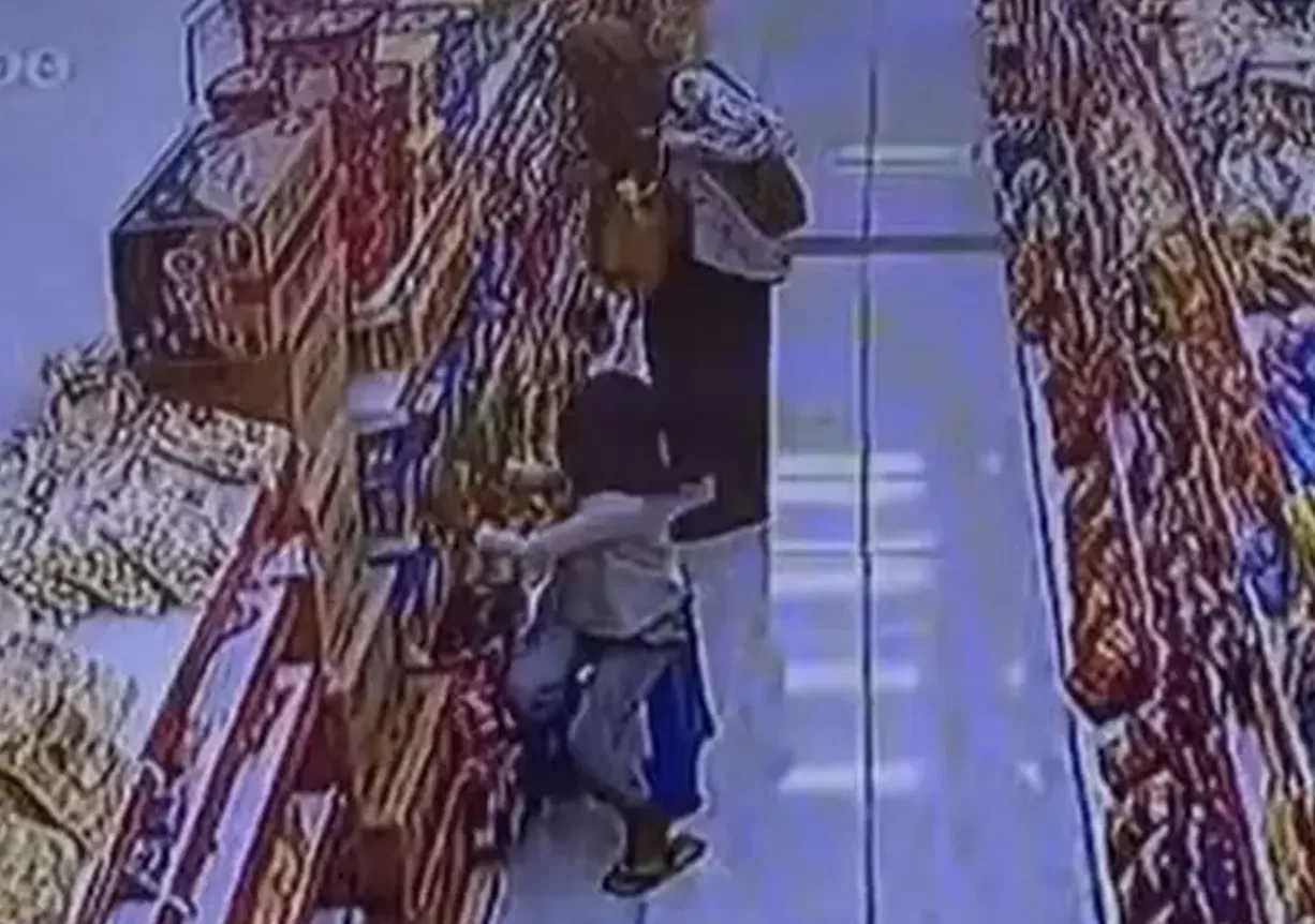 Emak-Emak Terekam CCTV Curi Minyak Goreng di Minimarket Barru