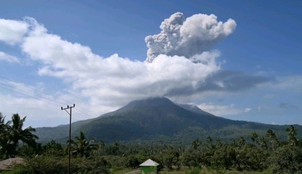 Gunung Lewotobi Laki-laki Erupsi, Kolom Abu Capai 800 Meter
