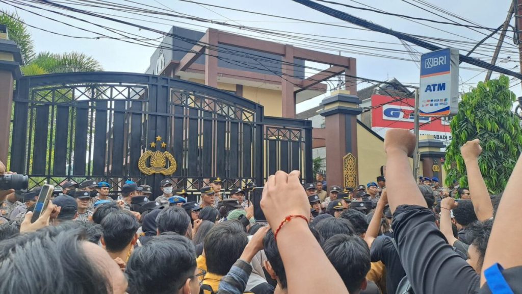 Mahasiswa Gelar Aksi Protes di Polresta Samarinda