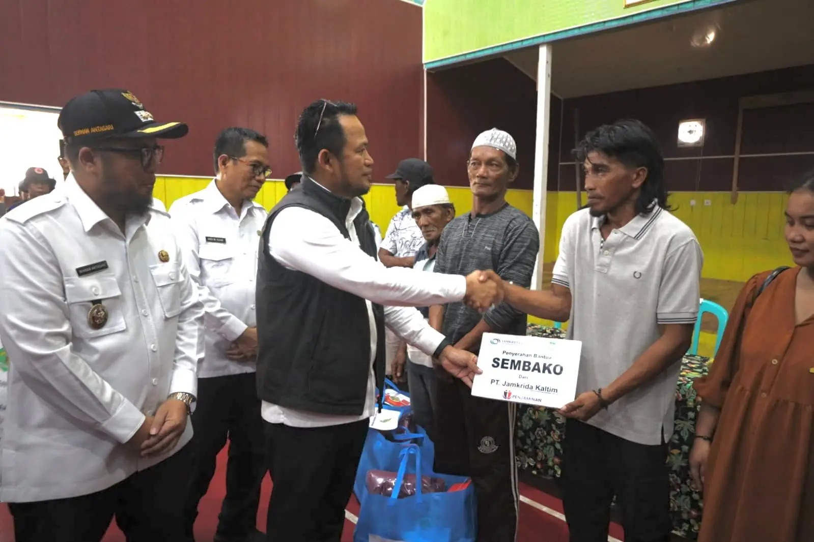 Gubernur Kaltim Serahkan Bantuan untuk Korban Kebakaran di Paser