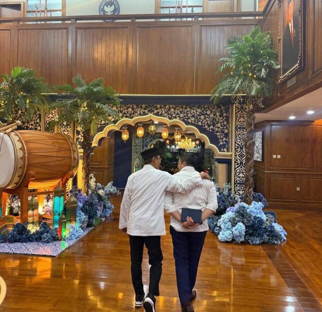 Seskab Teddy Terima Laporan Program Sekolah Rakyat dari Mensos