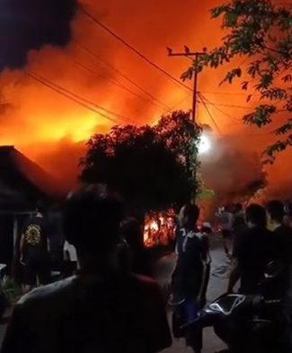 4 Rumah dan Sarang Walet Terbakar di Danau Panggang