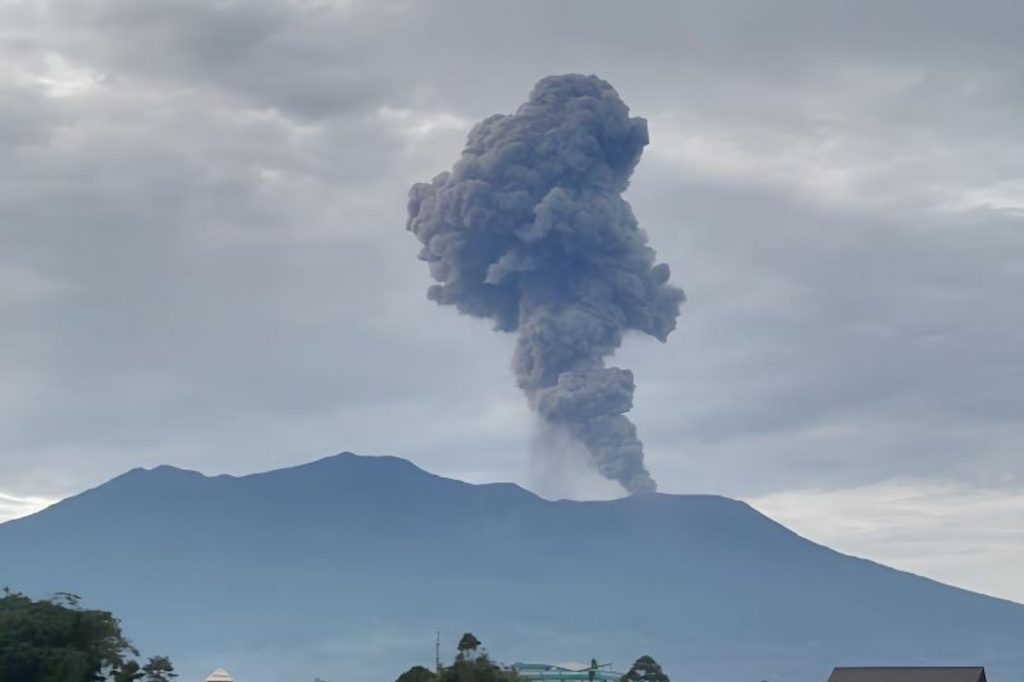 Gunung Marapi Erupsi, Kolom Abu Capai 1,6 Kilometer