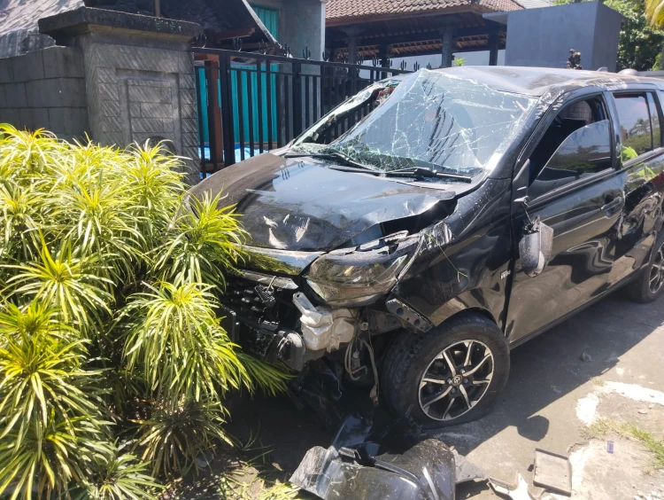 Mobil Tabrak Motor di Bahu Jalan, Bocah 10 Tahun Meninggal