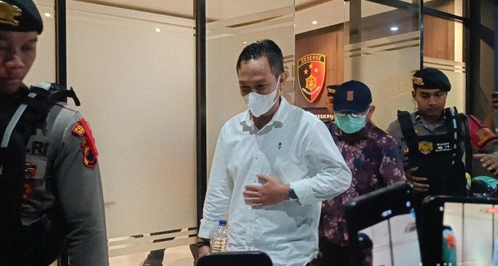 KPK Bawa 13 Orang Hasil OTT Bupati Cilacap ke Jakarta