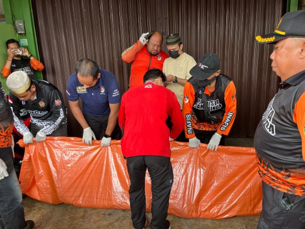 Pria Ditemukan Meninggal di Depan Ruko Samarinda, Diduga Karena Sakit