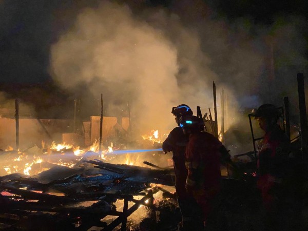 Kebakaran Dini Hari di Tanah Grogot, 4 Bangunan dan 5 Kendaraan Ludes