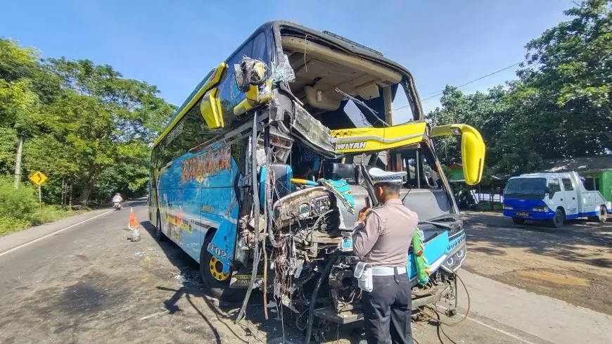 Kecelakaan Maut Pantura Situbondo, Dua Tewas dan Sopir Bus Patah Kaki