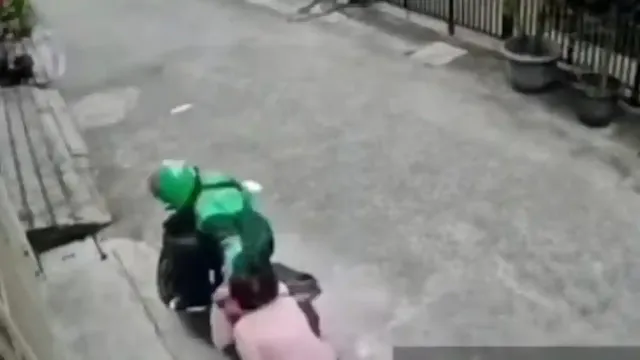 Jambret Lansia hingga Pingsan, Pria Berjaket Ojol Pura-pura Menolong