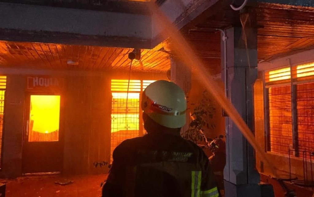 Kebakaran Hanguskan Kafe Houla di Palangka Raya