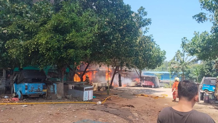 Dua Lapak dan 10 Rumah Terbakar di Bintaro