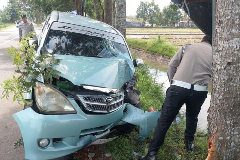 Mobil Pemudik Tabrak Pohon di Jombang, 6 Orang Luka-Luka