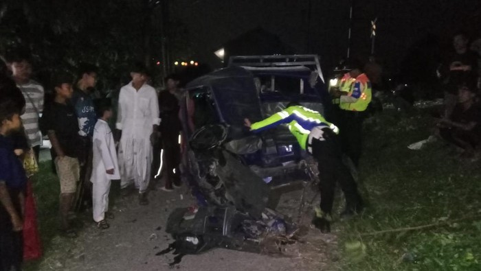 Pikap Tertabrak KRL di Parungpanjang, Sopir Luka Berat